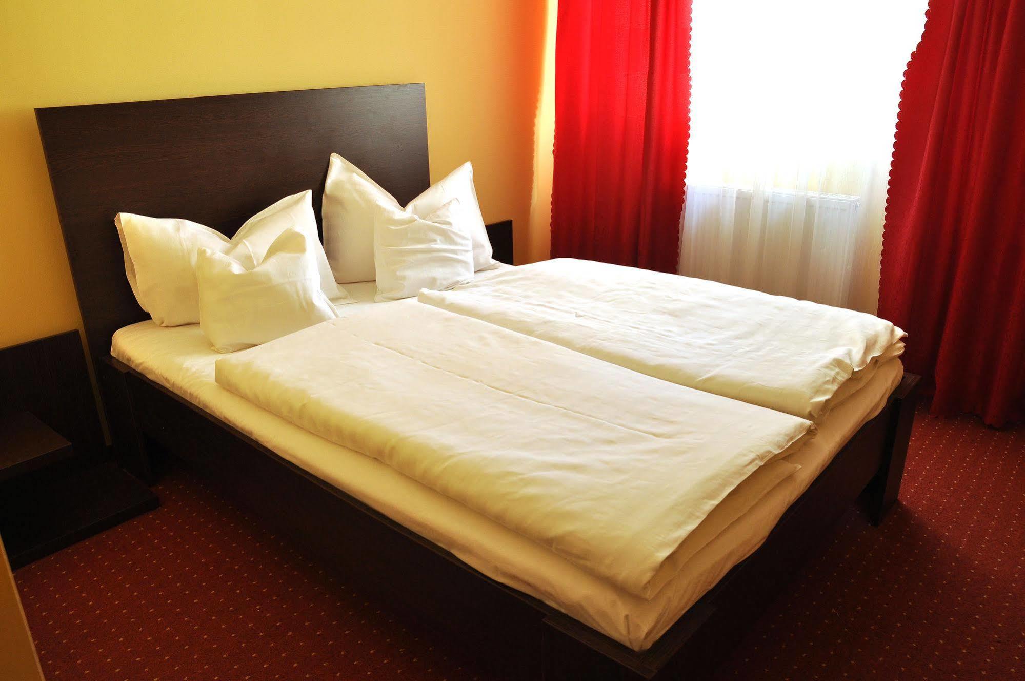 Hotel Cardinal Σάτου Μάρε Εξωτερικό φωτογραφία